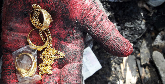 경북 구미소방서가 21일 주택 불을 끄고 찾아낸 귀금속. 구미소방서는 화재로 잿더미가 된 현장에서 1시간여 수색 끝에 현금과 패물을 찾아 피해 할머니에게 전달했다.